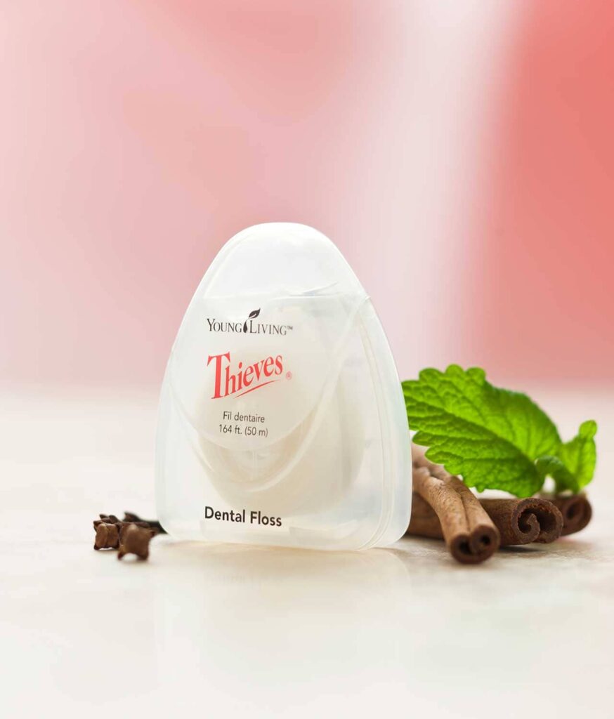 Ața dentară Thieves este dublu infuzată cu amestecurile premium de uleiuri esențiale Thieves.