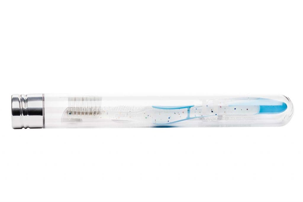Periuța de dinți manuală pentru copii de la primul dințisor, cu peri super-soft cu argint NovaCare, cu mâner bleu in etui tub transport