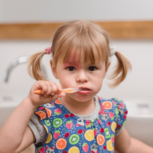 Periuța de dinți manuală pentru copii de la primul dințișor cu peri super soft cu argint NovaCare cu mâner portocaliu